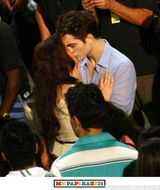 高清图：《破晓》巴西热拍 暮光情侣人群中拥吻