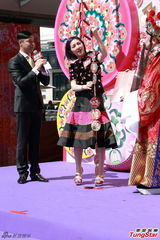 组图：杨千嬅亮相贺岁活动 桃花服饰优雅喜庆