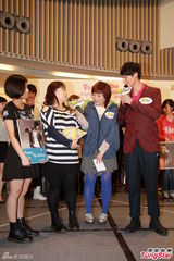 组图：严爵白安办签唱会 闻AV阿信裸照愕然