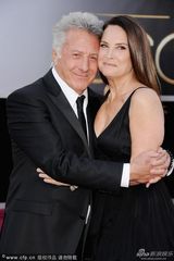 组图：达斯汀-霍夫曼与妻子穿黑色情侣装