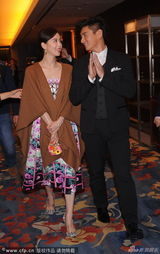 组图：吴奇隆刘诗诗情侣装 深情对视秀恩爱