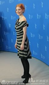 高清图：《大将军寇流岚》发布会 拉尔夫费因斯护花