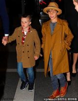 组图：贝克汉姆抱女儿亮相 公子团大衣扮酷