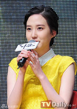 组图：朴真熙露背黑裙亮相《龟岩许浚》发布会