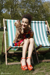 组图：张歆艺伦敦休闲写真 慵懒小女人风情