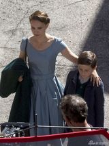 组图：娜塔莉新片自导自演 典雅蓝裙搭戏小男孩