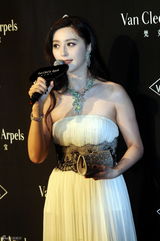 组图：佟大为关悦恩爱出席珠宝展 范冰冰优雅亮相