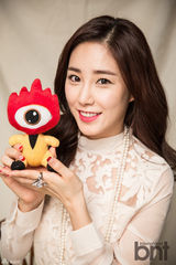 组图：“棒球女神”崔熙拍写真 显典雅之美感