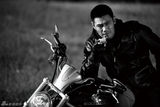 组图：邵兵哈雷大片黑白狂野 磨砺路上王者归来