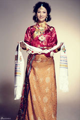 高清组图：藏族歌手阿斯根展示藏族服饰
