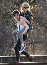 组图：泰勒MV与男模亲昵搂抱 金鸡独立露奶罩