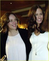 组图：女神朱莉心中的女神 其母珍贵旧照曝光