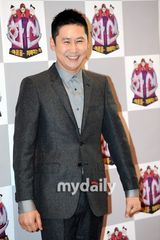 组图：金喜善等出席新聊天秀《话神》发布会