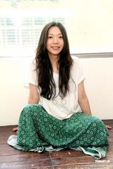 幻灯组图：万芳五年后发新专辑 着绿色长裙春意盎然