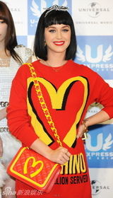 组图：水果姐内八站姿可爱 与少女时代同台搞怪