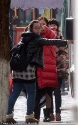 组图：情人节杨幂挺孕肚开工 反常态怒指镜头