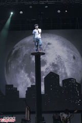 组图：卢广仲唱响香江 带歌迷“燃烧卡路里”