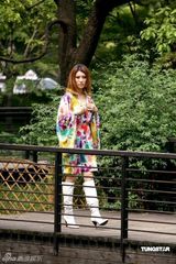 幻灯图集：尚雯婕拍MV造型惹眼 服饰艳丽秀发蓬松