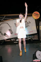 组图：吴莫愁亮相音乐派对 色调亮眼纹身抢镜