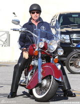 组图：施瓦辛格墨镜皮裤骑摩托酷劲十足变回终结者