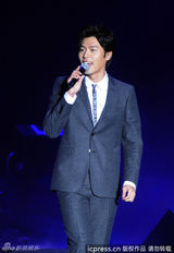 组图：玄彬广州跳激光舞 与粉丝玩自拍显亲和