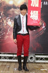 高清图：林俊杰为个唱造势 英俊现身相伴豪车