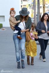 组图：杰西卡-阿尔芭外出 女儿秀蝴蝶结卖萌