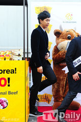 组图：李升基推销韩牛 现场烤肉试吃喂粉丝