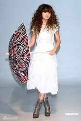 幻灯图集：杨丞琳长卷发似洋娃娃 白蕾丝裙可爱