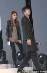 组图：韩星玄彬现身上海活动遭粉丝热情熊抱