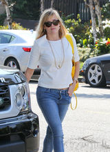 组图：瑞茜-威瑟斯彭洛城逛街 休闲装凸显气质