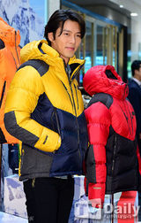 组图：玄彬出席户外品牌活动 穿棉服展迷人微笑