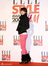 幻灯：王珞丹黑西装粉长裤 低调领取风尚新人奖