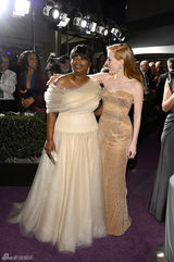 组图：奥斯卡晚宴众星把酒言欢 塞隆安慰亚当斯