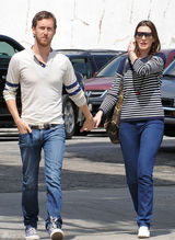 幻灯：安妮-海瑟薇打扮甜美与男友外出 面露囧表情