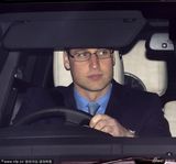 组图：威廉王子当司机 载凯特出席女王圣诞午宴