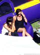 高清图：世界杯在即小贝派对无奈闲聊 辣妹短裤晒腿