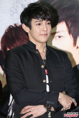 组图：汪东城当人体模特 模仿蒙娜丽莎惟妙惟肖