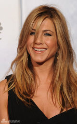 高清组图：金球后台 安妮斯顿依偎巴特勒好似热恋