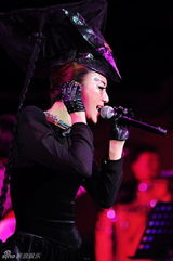 幻灯图集：尚雯婕夸张彩妆震上海 冷经典翻唱3小时