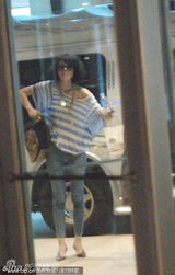 组图：王菲夫妇深夜上海庆生 胡军等好友到场庆贺