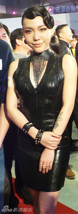 组图：吴莫愁放弃齐刘海 复古造型致敬梅艳芳