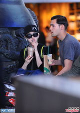 组图：景甜素颜墨镜现身机场 外籍帅哥同行