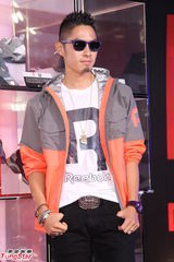 组图：吴建豪变身设计师 将为自己设计婚戒