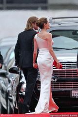 高清图：第69届金球奖红毯朱莉皮特情侣档亮相