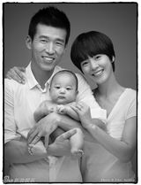 组图：柳真奇太映等明星夫妇为被领养儿童拍百日照