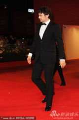 组图：电影《萨尔》首映 男演员Val Lauren大玩自拍