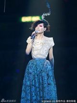 组图：黄伟文作品展开唱 陈奕迅拄拐演唱助阵