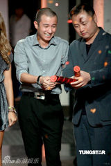 组图：文章光头亮相时尚品牌开店成全场焦点