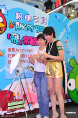 组图：钟舒漫化身雀鸟训练员 感叹不如鹦鹉会模仿